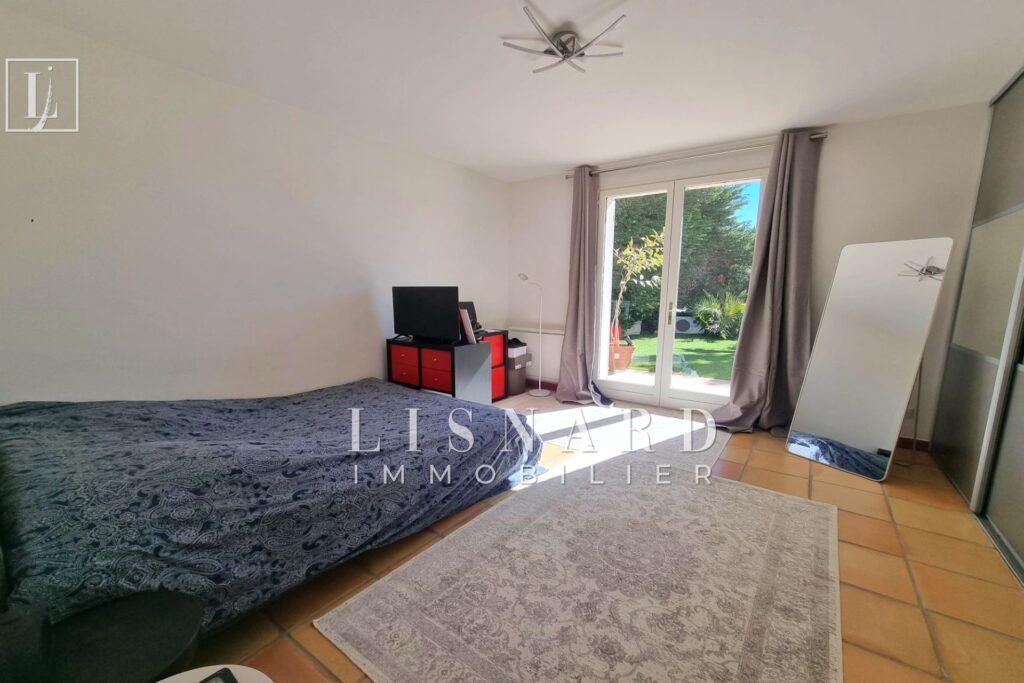 HAUTEURS DE VALLAURIS – Dans un quartier recherché et résident – 5 pièces – 5 chambres – 168.00 m²