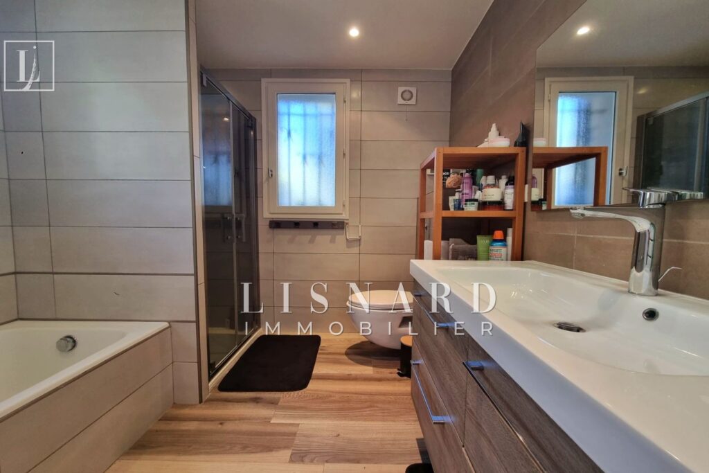 HAUTEURS DE VALLAURIS – Dans un quartier recherché et résident – 5 pièces – 5 chambres – 168.00 m²