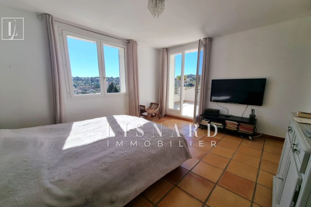 HAUTEURS DE VALLAURIS – Dans un quartier recherché et résident – 5 pièces – 5 chambres – 168.00 m²