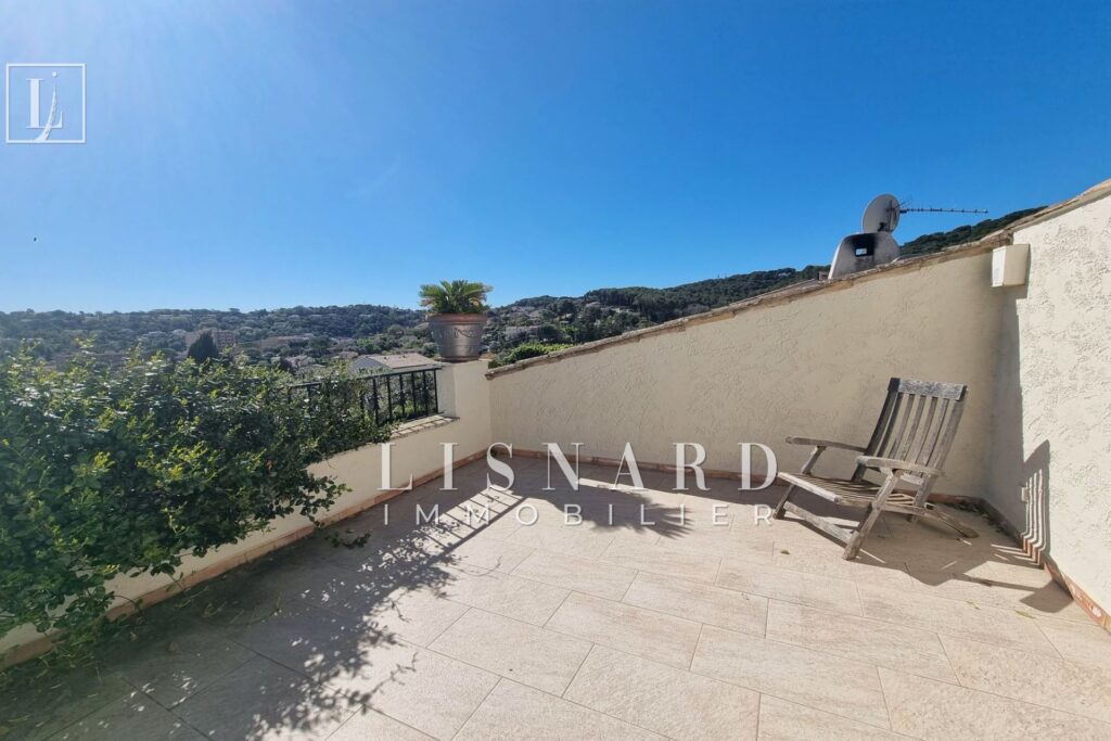 HAUTEURS DE VALLAURIS – Dans un quartier recherché et résident – 5 pièces – 5 chambres – 168.00 m²