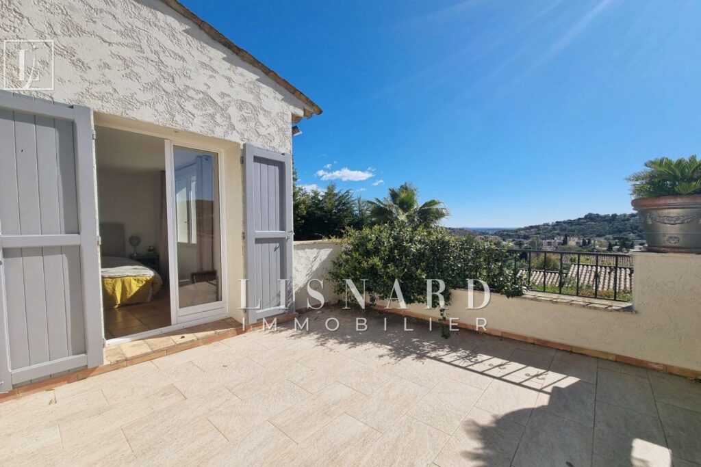 HAUTEURS DE VALLAURIS – Dans un quartier recherché et résident – 5 pièces – 5 chambres – 168.00 m²