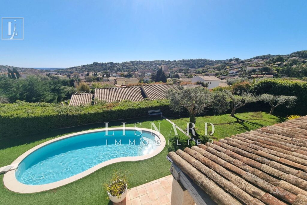 HAUTEURS DE VALLAURIS – Dans un quartier recherché et résident – 5 pièces – 5 chambres – 168.00 m²