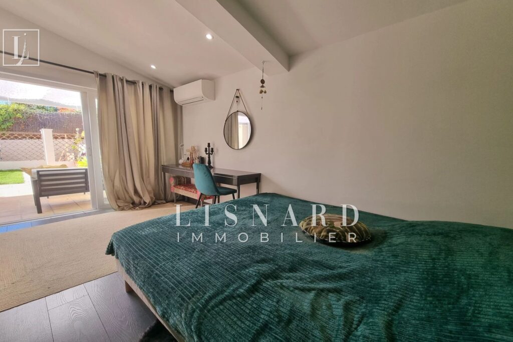 HAUTEURS DE VALLAURIS – Dans un quartier recherché et résident – 5 pièces – 5 chambres – 168.00 m²