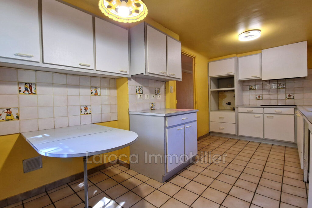 Mas de caractère avec piscine, vue montagne et terrain arboré  – 9 pièces – 5 chambres – 237.00 m²