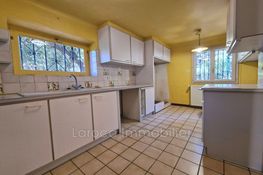 Mas de caractère avec piscine, vue montagne et terrain arboré  – 9 pièces – 5 chambres – 237.00 m²