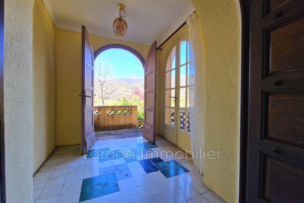 Mas de caractère avec piscine, vue montagne et terrain arboré  – 9 pièces – 5 chambres – 237.00 m²