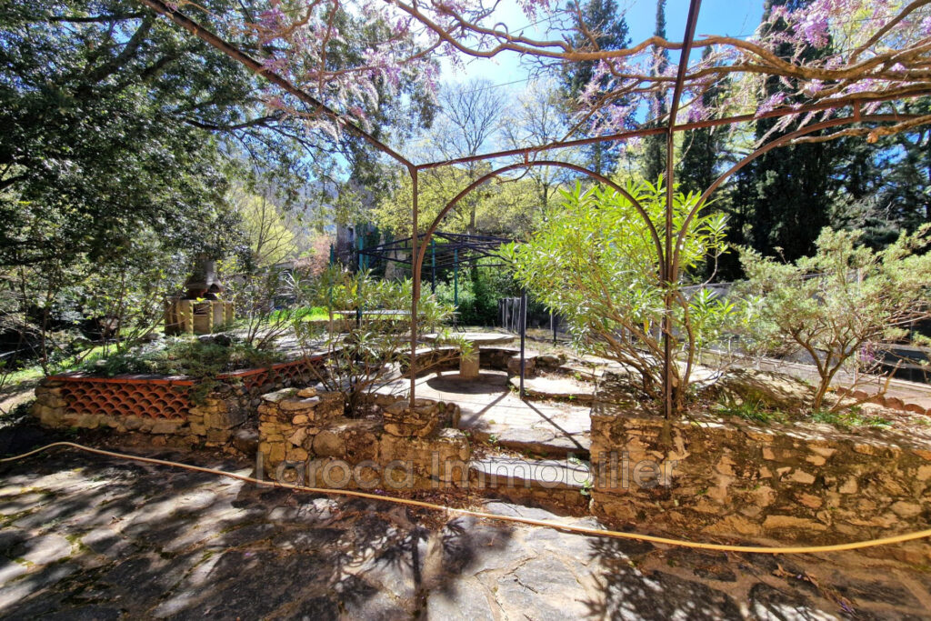 Mas de caractère avec piscine, vue montagne et terrain arboré  – 9 pièces – 5 chambres – 237.00 m²
