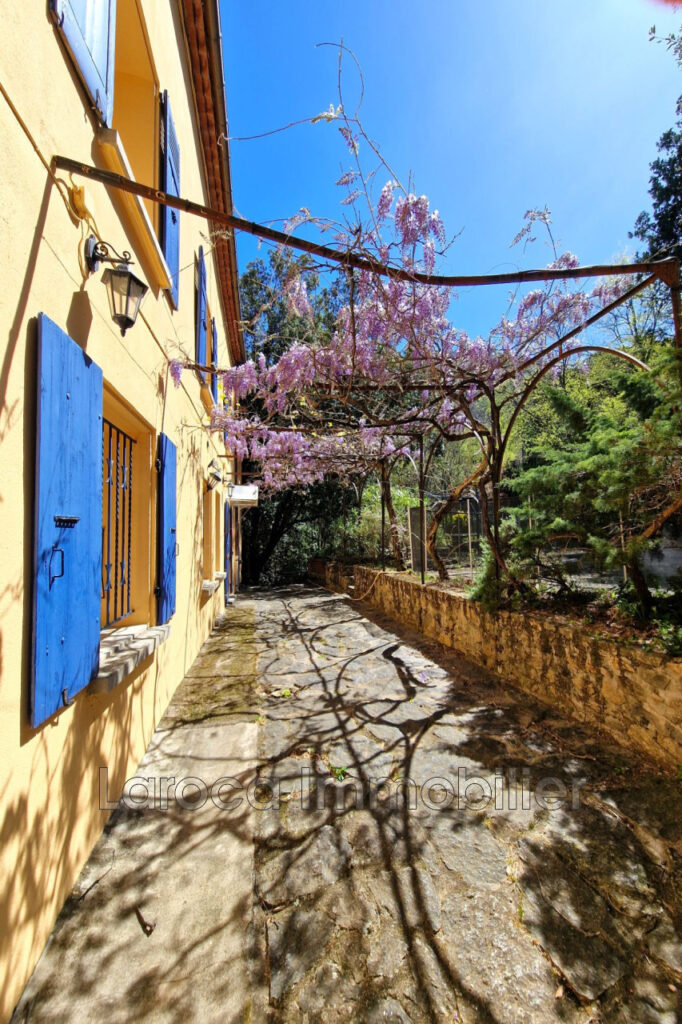 Mas de caractère avec piscine, vue montagne et terrain arboré  – 9 pièces – 5 chambres – 237.00 m²