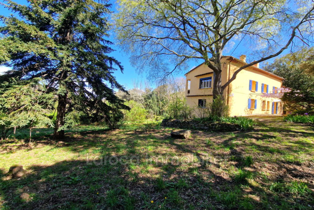 Mas de caractère avec piscine, vue montagne et terrain arboré  – 9 pièces – 5 chambres – 237.00 m²