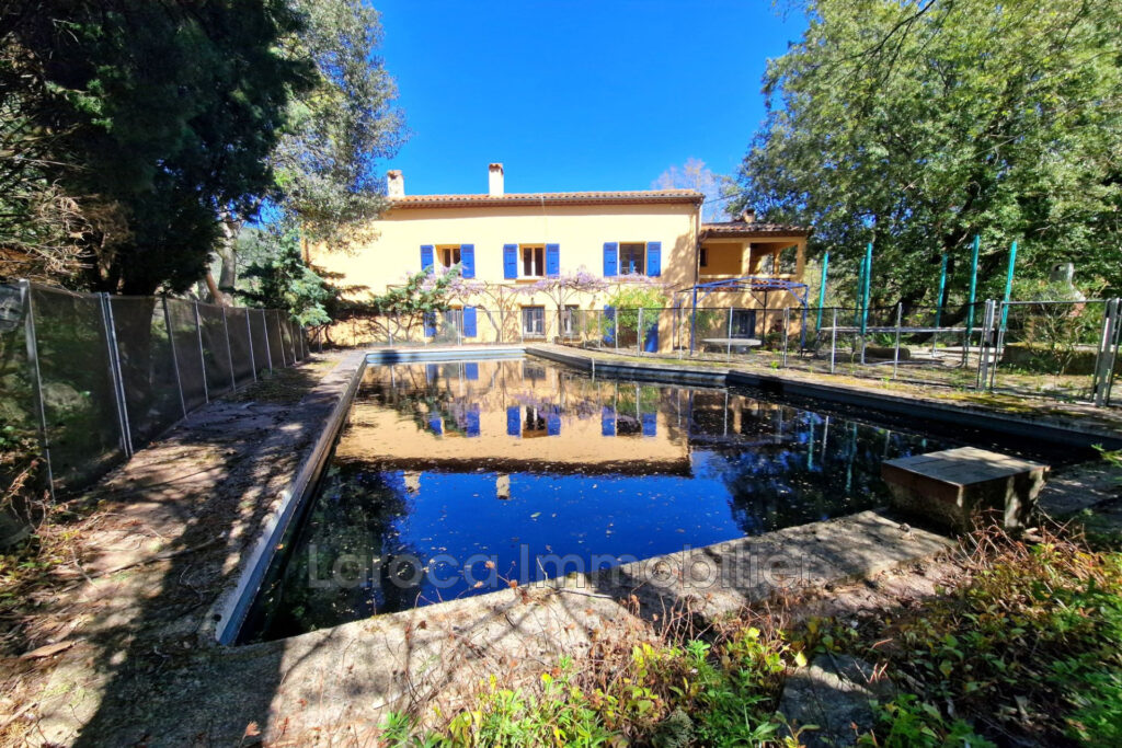 Mas de caractère avec piscine, vue montagne et terrain arboré  – 9 pièces – 5 chambres – 237.00 m²