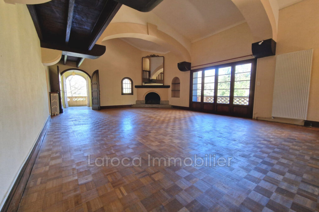 Mas de caractère avec piscine, vue montagne et terrain arboré  – 9 pièces – 5 chambres – 237.00 m²