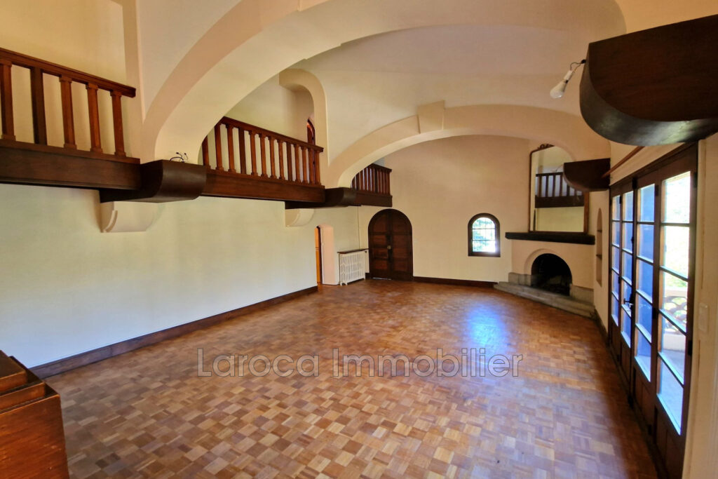 Mas de caractère avec piscine, vue montagne et terrain arboré  – 9 pièces – 5 chambres – 237.00 m²