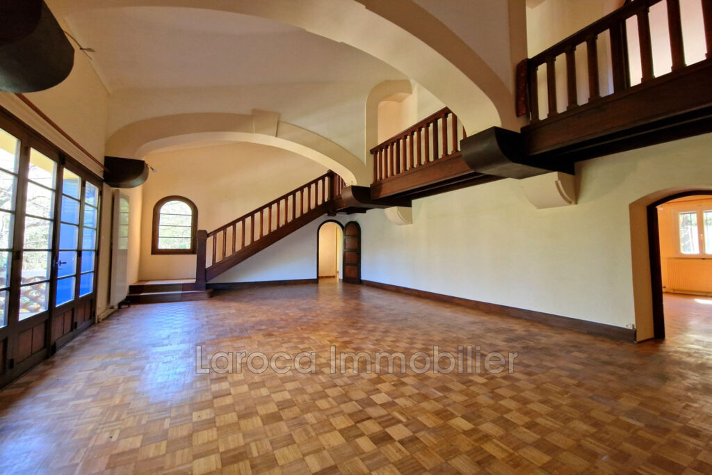 Mas de caractère avec piscine, vue montagne et terrain arboré  – 9 pièces – 5 chambres – 237.00 m²