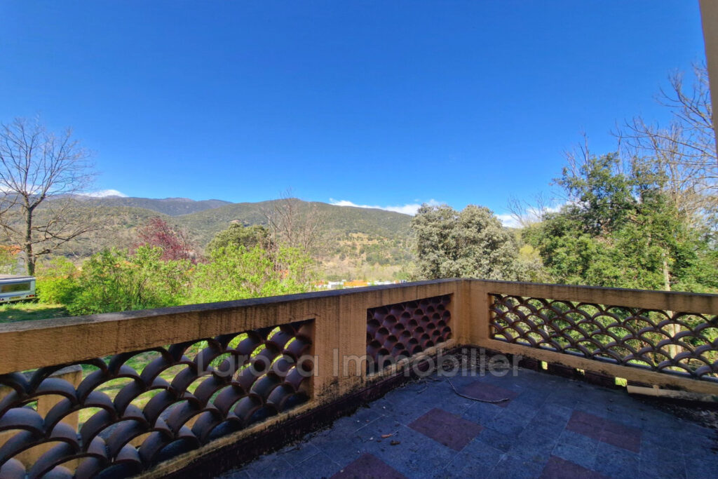 Mas de caractère avec piscine, vue montagne et terrain arboré  – 9 pièces – 5 chambres – 237.00 m²