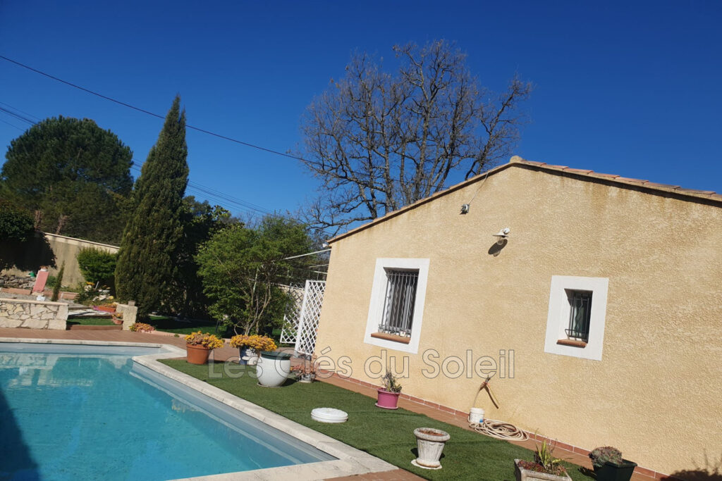 Maison de plain-pied avec piscine ? 102 m²  Maison lumineuse d – 5 pièces – 4 chambres – 102.00 m²