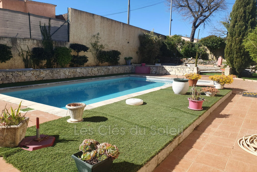 Maison de plain-pied avec piscine ? 102 m²  Maison lumineuse d – 5 pièces – 4 chambres – 102.00 m²