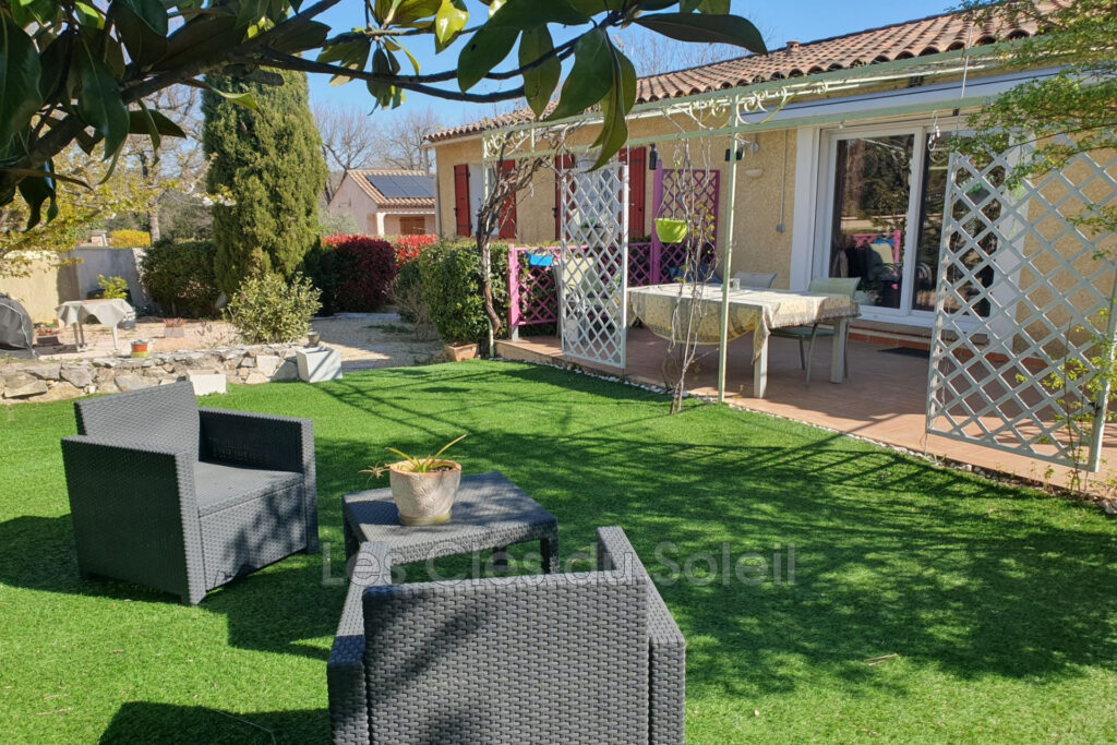 Maison de plain-pied avec piscine ? 102 m²  Maison lumineuse d – 5 pièces – 4 chambres – 102.00 m²