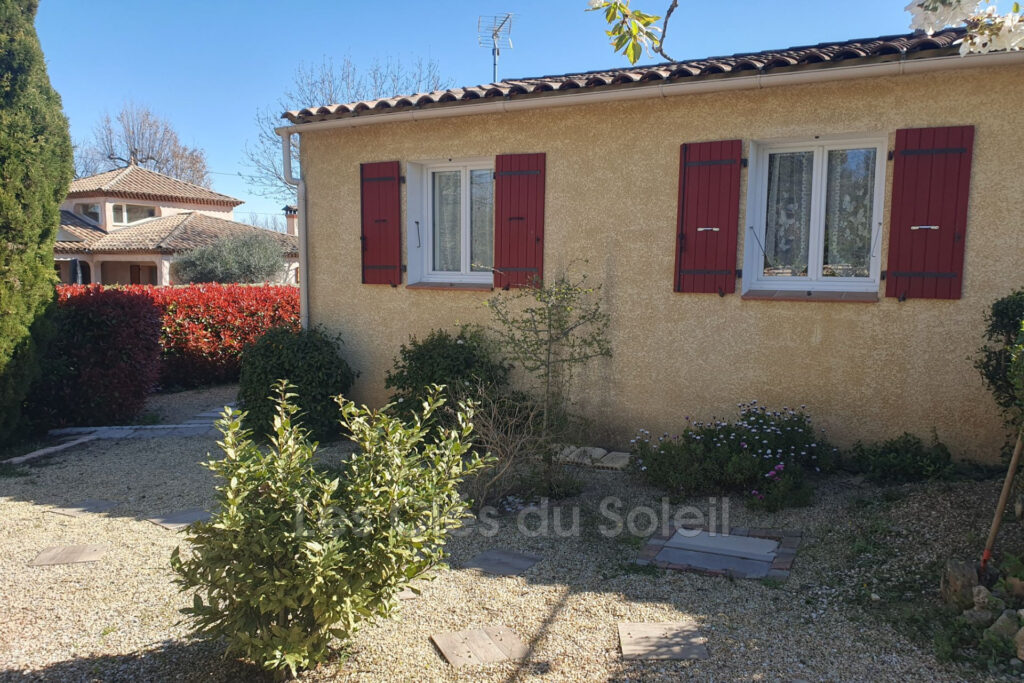 Maison de plain-pied avec piscine ? 102 m²  Maison lumineuse d – 5 pièces – 4 chambres – 102.00 m²