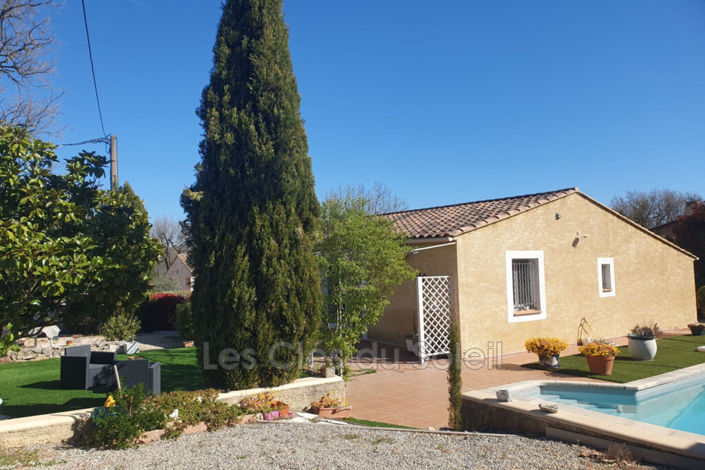 Maison de plain-pied avec piscine ? 102 m²  Maison lumineuse d – 5 pièces – 4 chambres – 102.00 m²