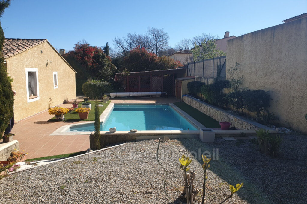 Maison de plain-pied avec piscine ? 102 m²  Maison lumineuse d – 5 pièces – 4 chambres – 102.00 m²