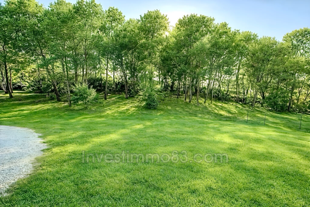Dans un environnement calme et verdoyant et dans un quartier r – 5 pièces – 4 chambres – 250.00 m²