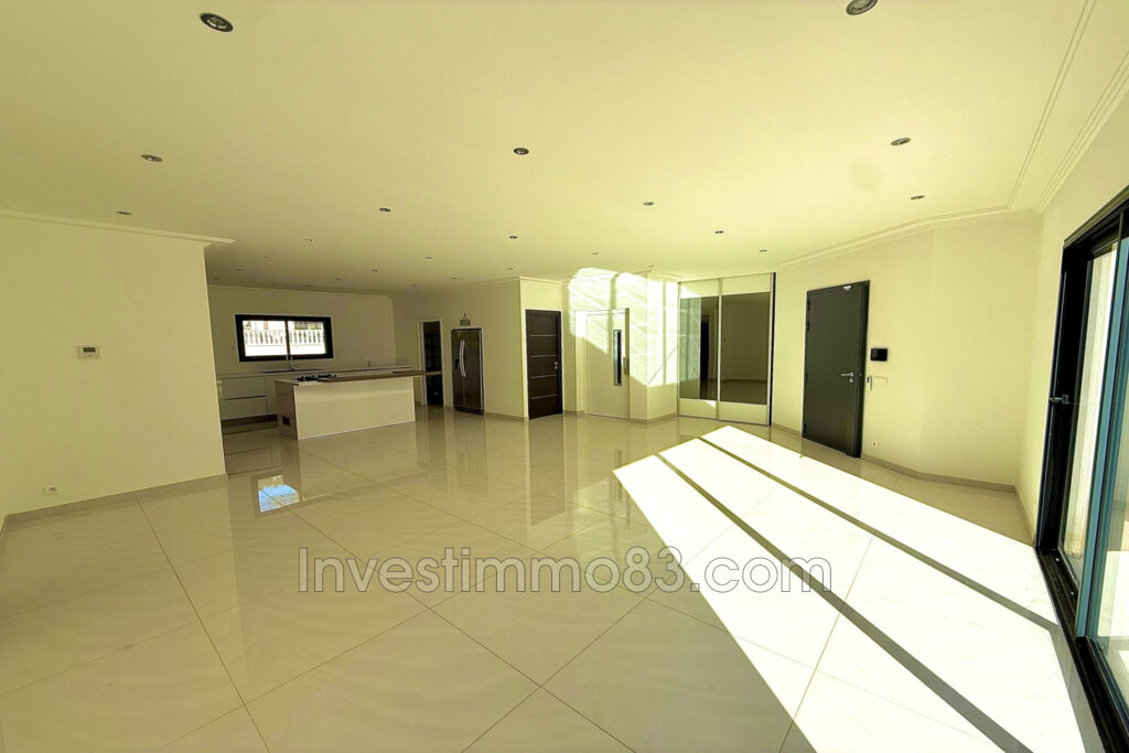 Dans un environnement calme et verdoyant et dans un quartier r – 5 pièces – 4 chambres – 250.00 m²