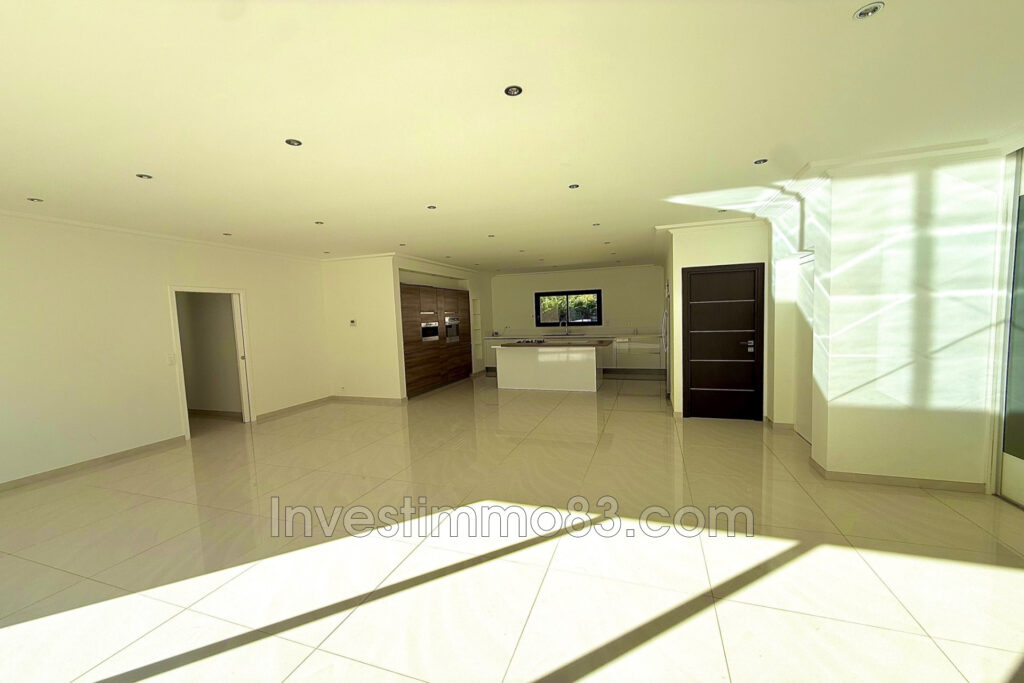 Dans un environnement calme et verdoyant et dans un quartier r – 5 pièces – 4 chambres – 250.00 m²