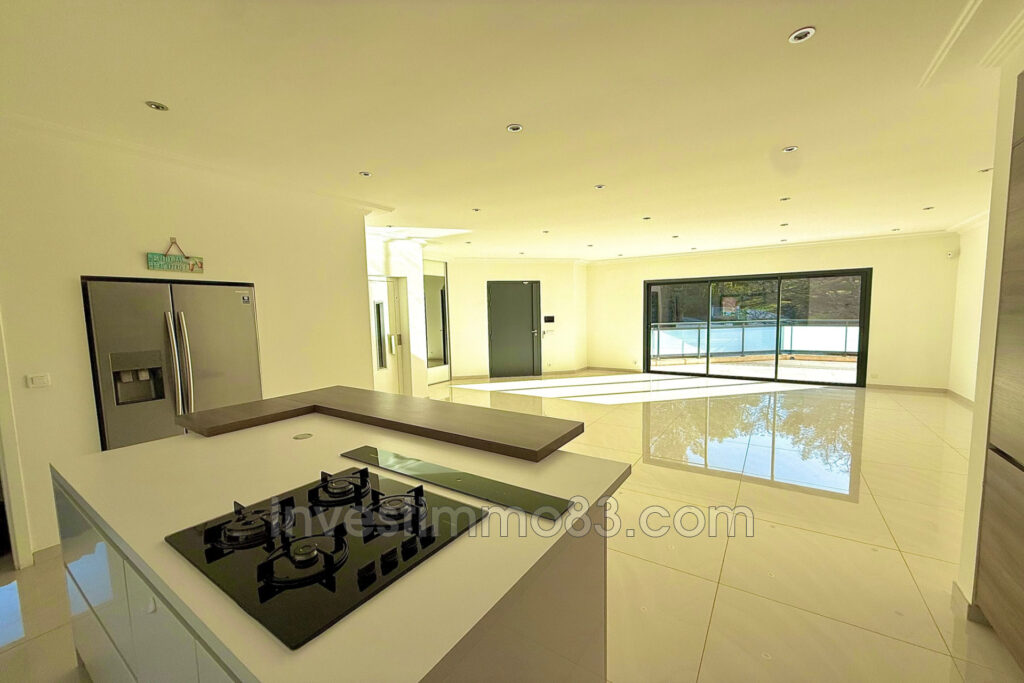 Dans un environnement calme et verdoyant et dans un quartier r – 5 pièces – 4 chambres – 250.00 m²