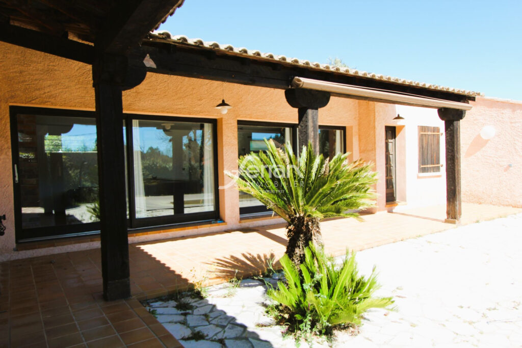 A vendre à Lorgues Maison de 145m² sur 1545m² de terrain – 4 pièces – 3 chambres – 145.00 m²