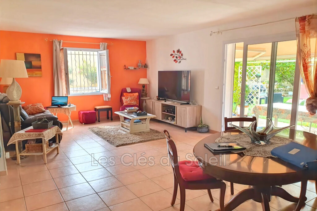 Maison de plain-pied avec piscine ? 102 m²  Maison lumineuse d – 5 pièces – 4 chambres – 102.00 m²