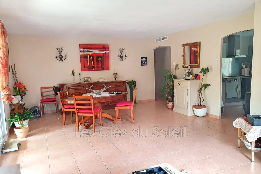 Maison de plain-pied avec piscine ? 102 m²  Maison lumineuse d – 5 pièces – 4 chambres – 102.00 m²