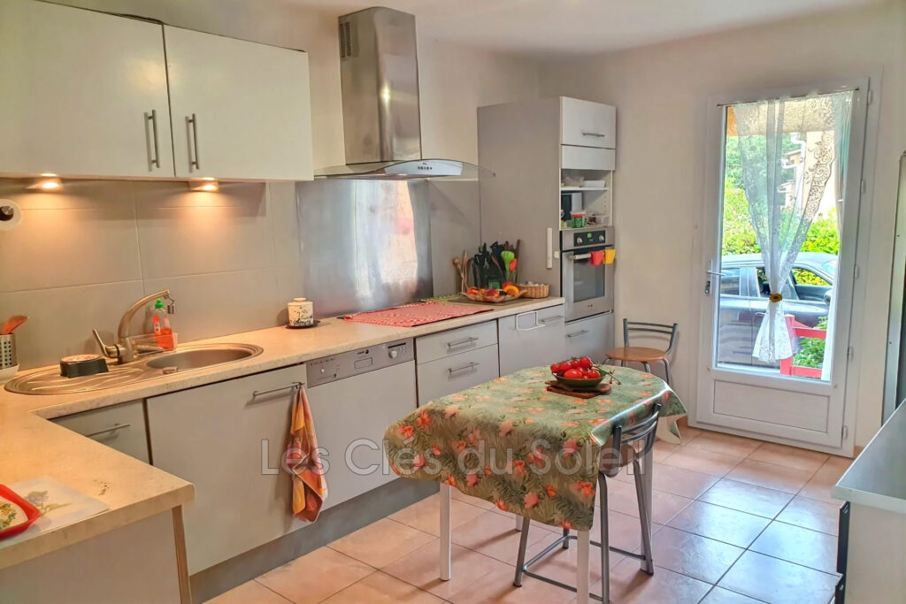 Maison de plain-pied avec piscine ? 102 m²  Maison lumineuse d – 5 pièces – 4 chambres – 102.00 m²