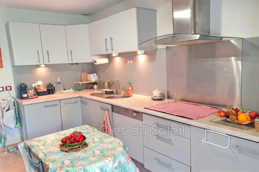 Maison de plain-pied avec piscine ? 102 m²  Maison lumineuse d – 5 pièces – 4 chambres – 102.00 m²