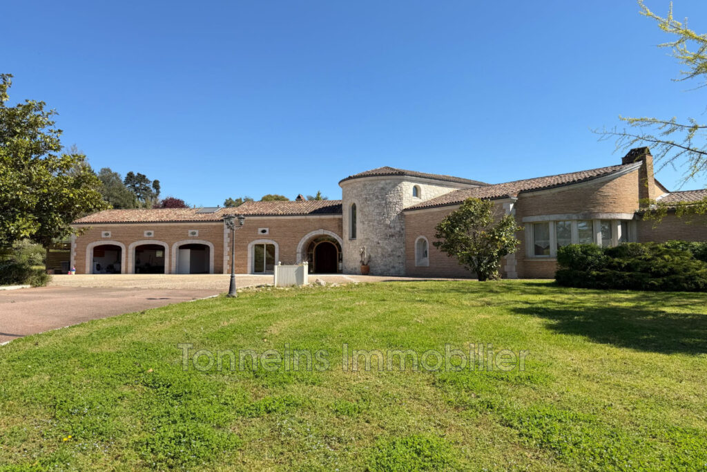 vente  – NR pièces – 7 chambres – 700.00 m²