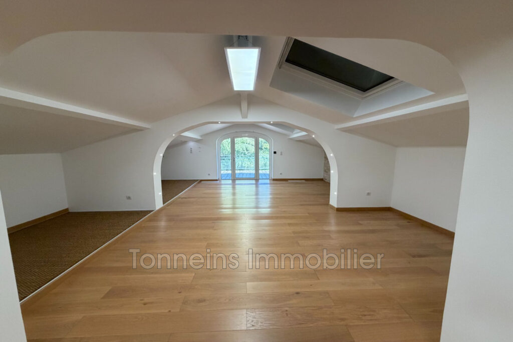 vente  – NR pièces – 7 chambres – 700.00 m²