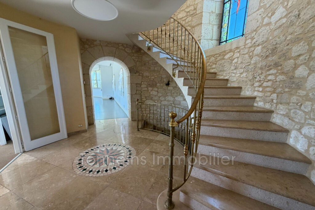 vente  – NR pièces – 7 chambres – 700.00 m²