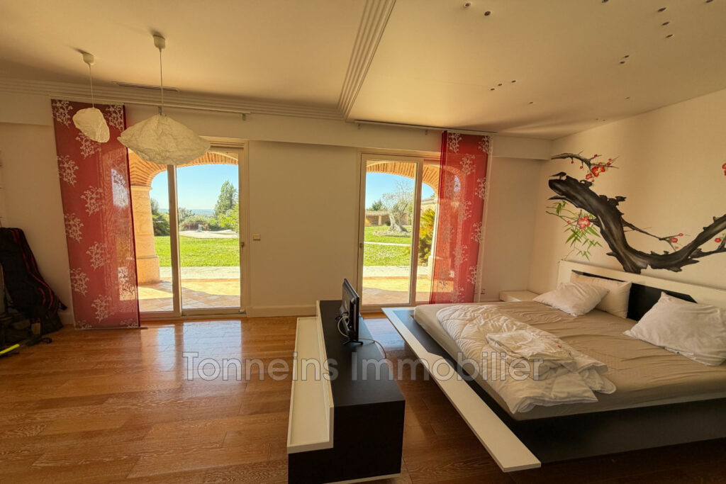 vente  – NR pièces – 7 chambres – 700.00 m²