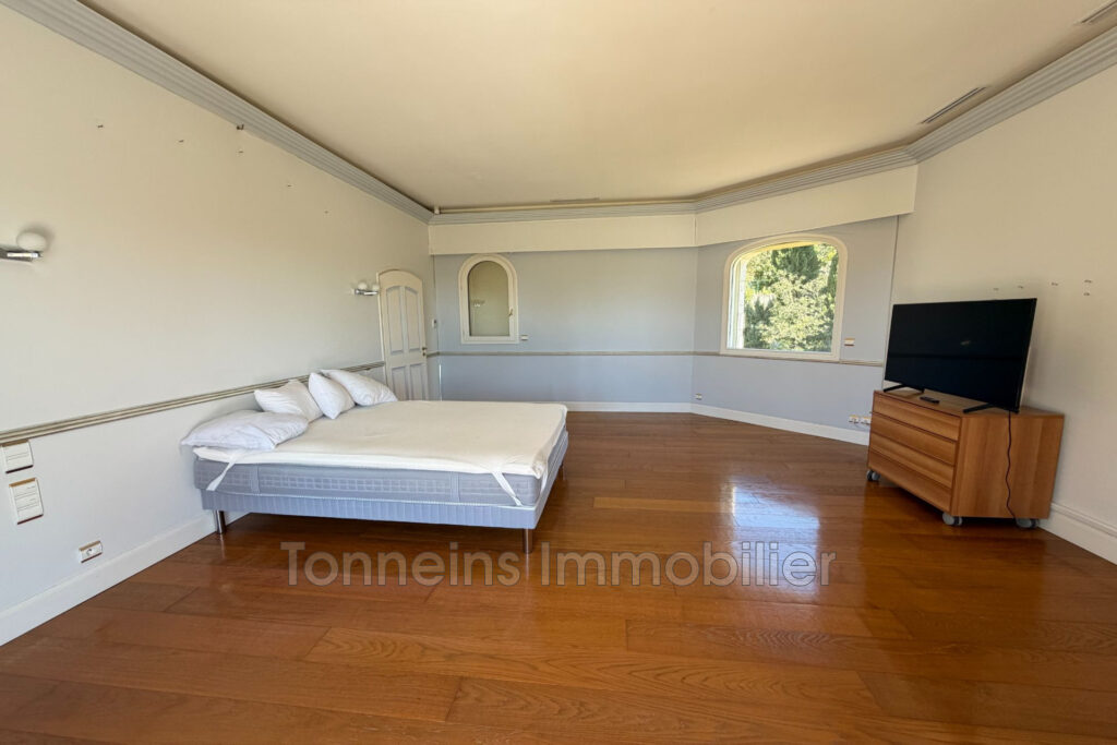 vente  – NR pièces – 7 chambres – 700.00 m²