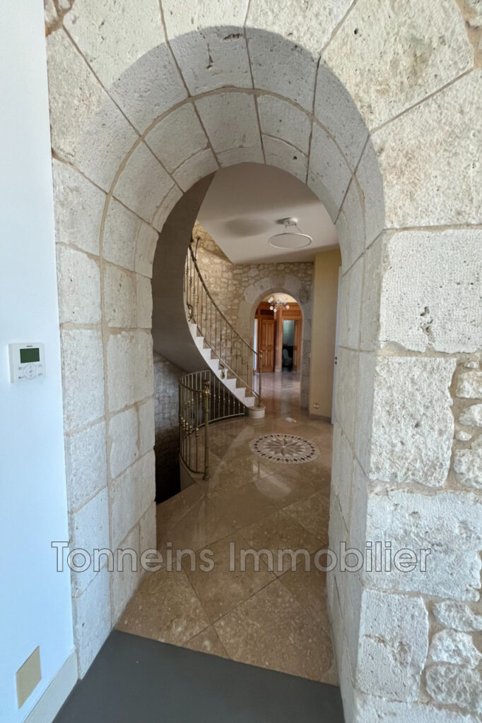 vente  – NR pièces – 7 chambres – 700.00 m²