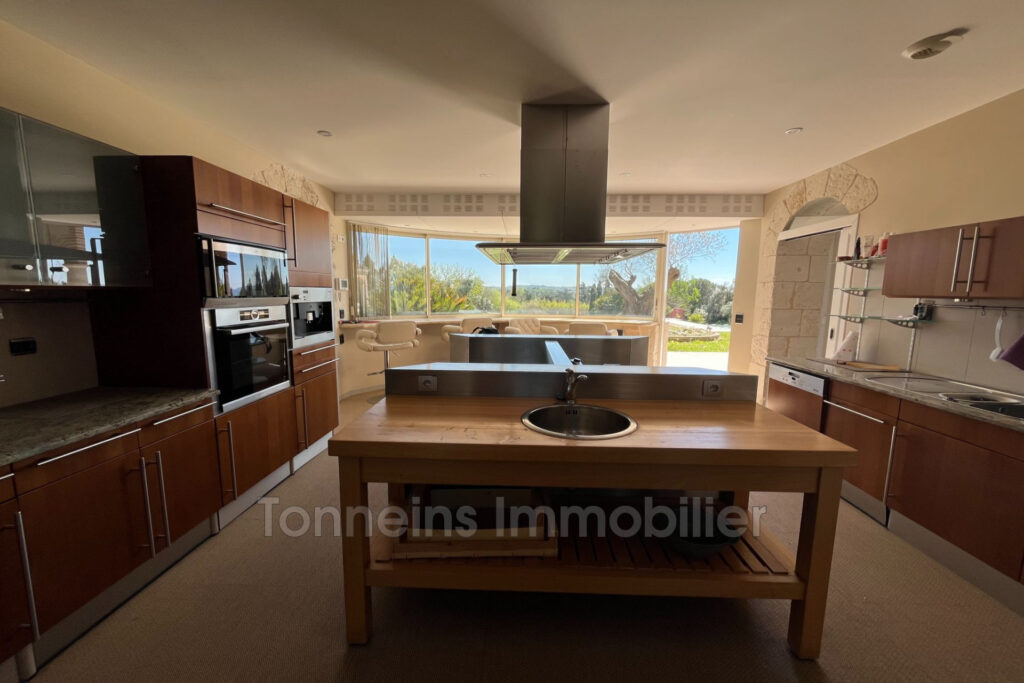 vente  – NR pièces – 7 chambres – 700.00 m²