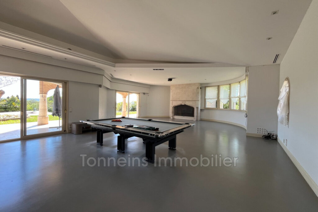 vente  – NR pièces – 7 chambres – 700.00 m²