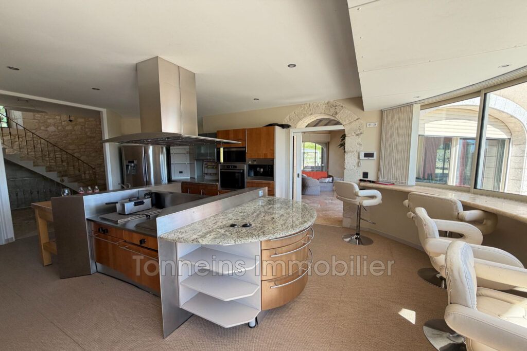 vente  – NR pièces – 7 chambres – 700.00 m²