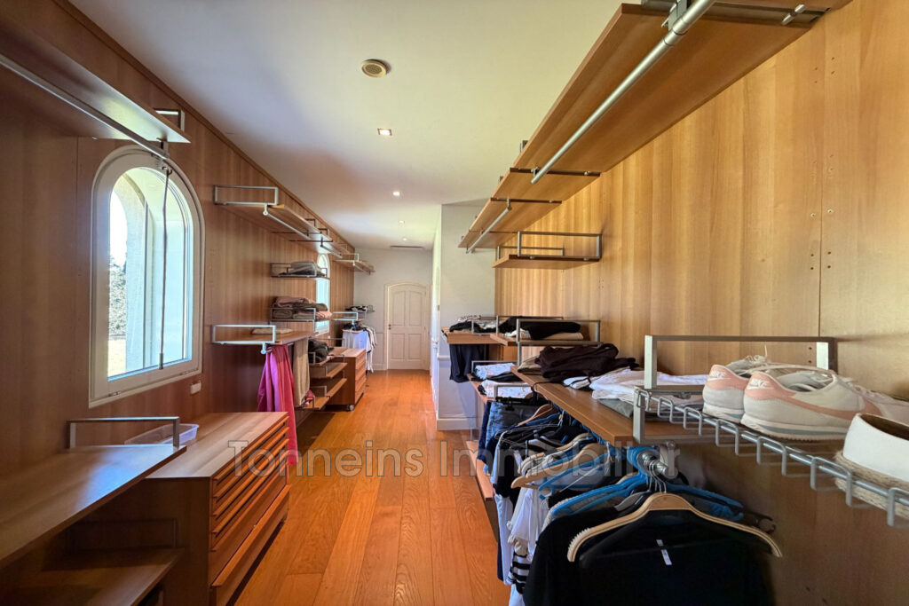 vente  – NR pièces – 7 chambres – 700.00 m²