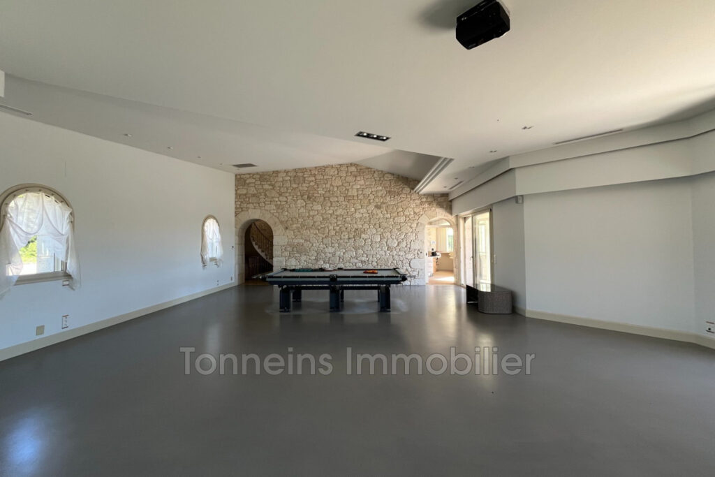 vente  – NR pièces – 7 chambres – 700.00 m²