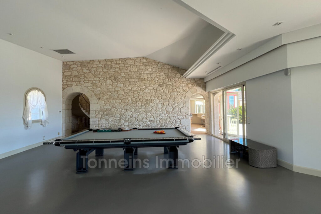 vente  – NR pièces – 7 chambres – 700.00 m²