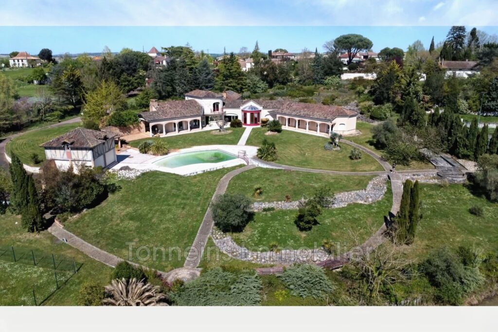 vente  – NR pièces – 7 chambres – 700.00 m²