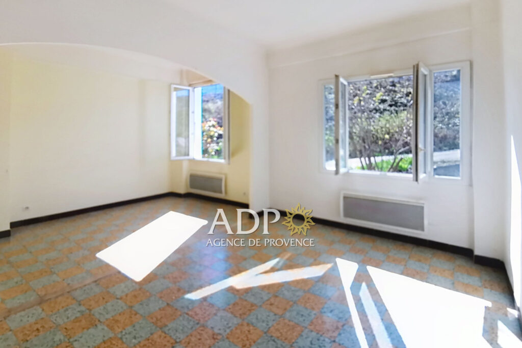 3 pièces en rez-de-chaussée à Entrevaux (04), 68,74 m² + véran – 3 pièces – 2 chambres – 68.74 m²