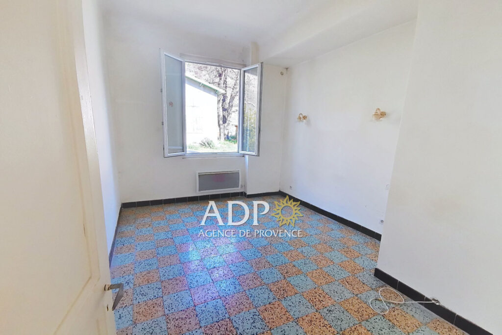 3 pièces en rez-de-chaussée à Entrevaux (04), 68,74 m² + véran – 3 pièces – 2 chambres – 68.74 m²