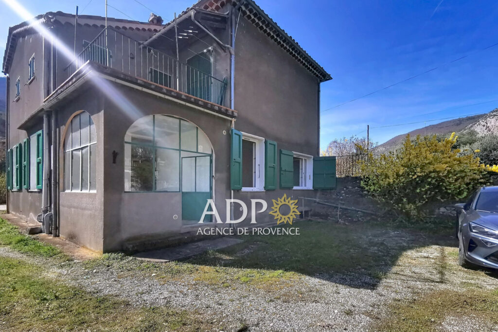 3 pièces en rez-de-chaussée à Entrevaux (04), 68,74 m² + véran – 3 pièces – 2 chambres – 68.74 m²