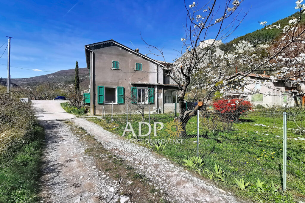 3 pièces en rez-de-chaussée à Entrevaux (04), 68,74 m² + véran – 3 pièces – 2 chambres – 68.74 m²